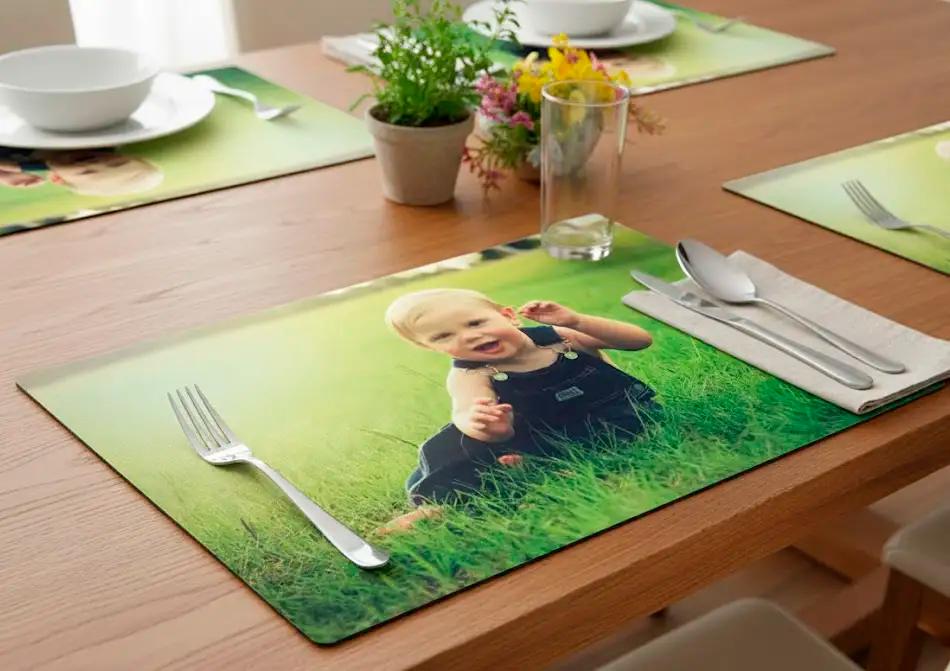 prostírání s fotografií na stole